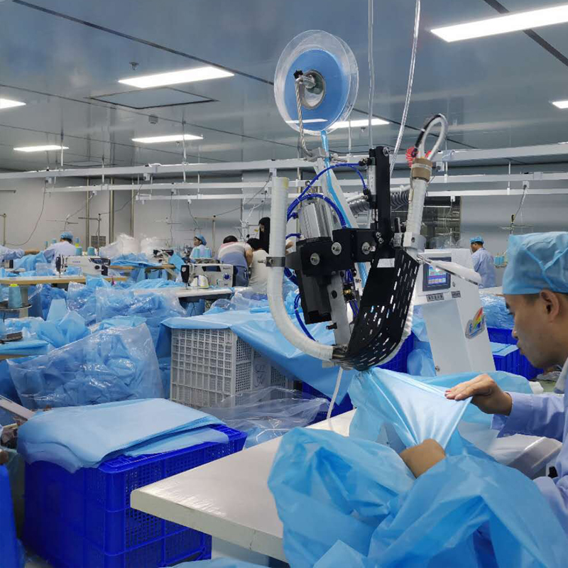 Yiwu Ruoxuan Garment -tehdas, joka valmistaa eristysselliä eturintamassa oleville työntekijöille